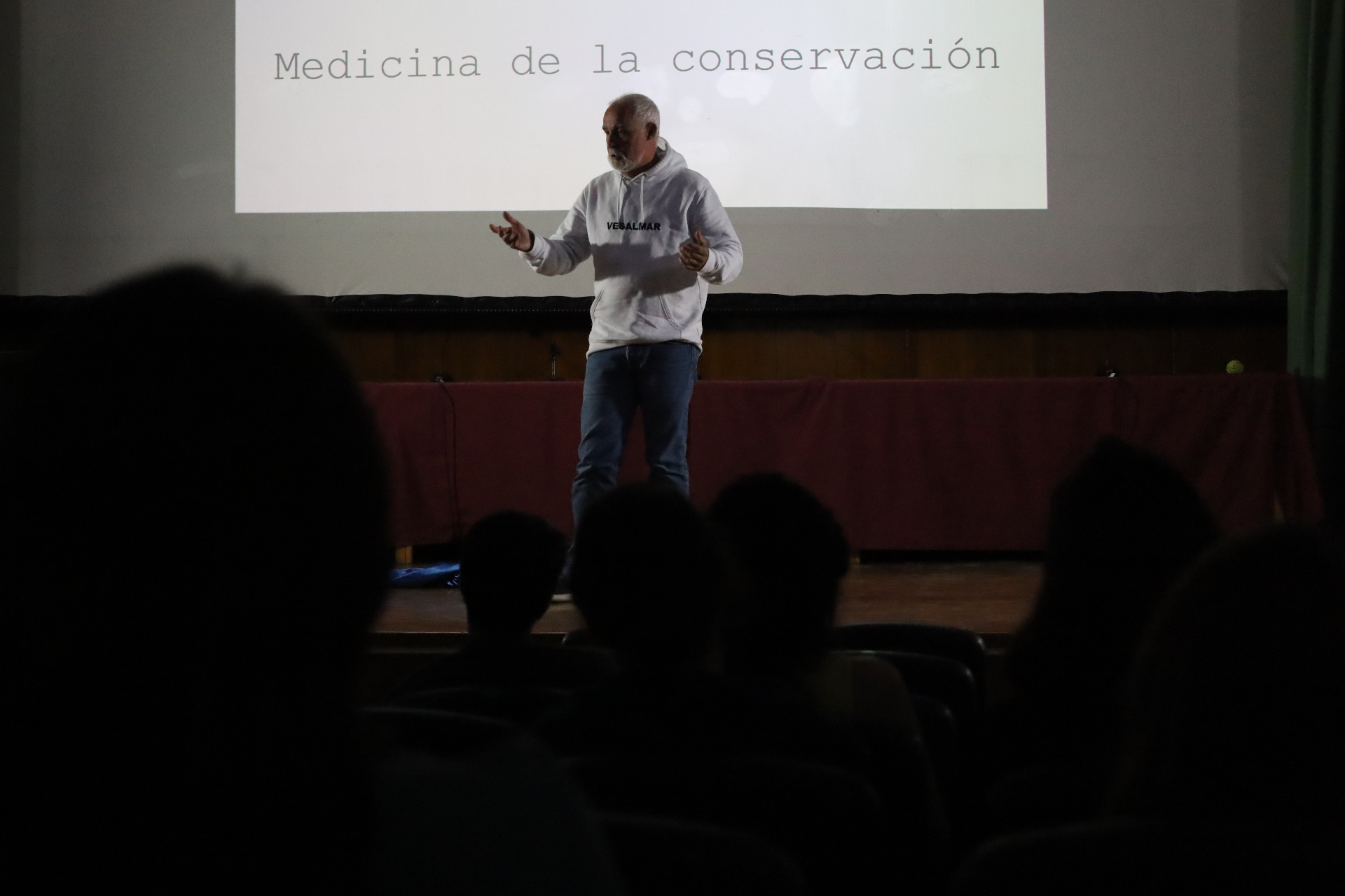 Charla pública Medicina de la conservación con sudadera VESALMAR