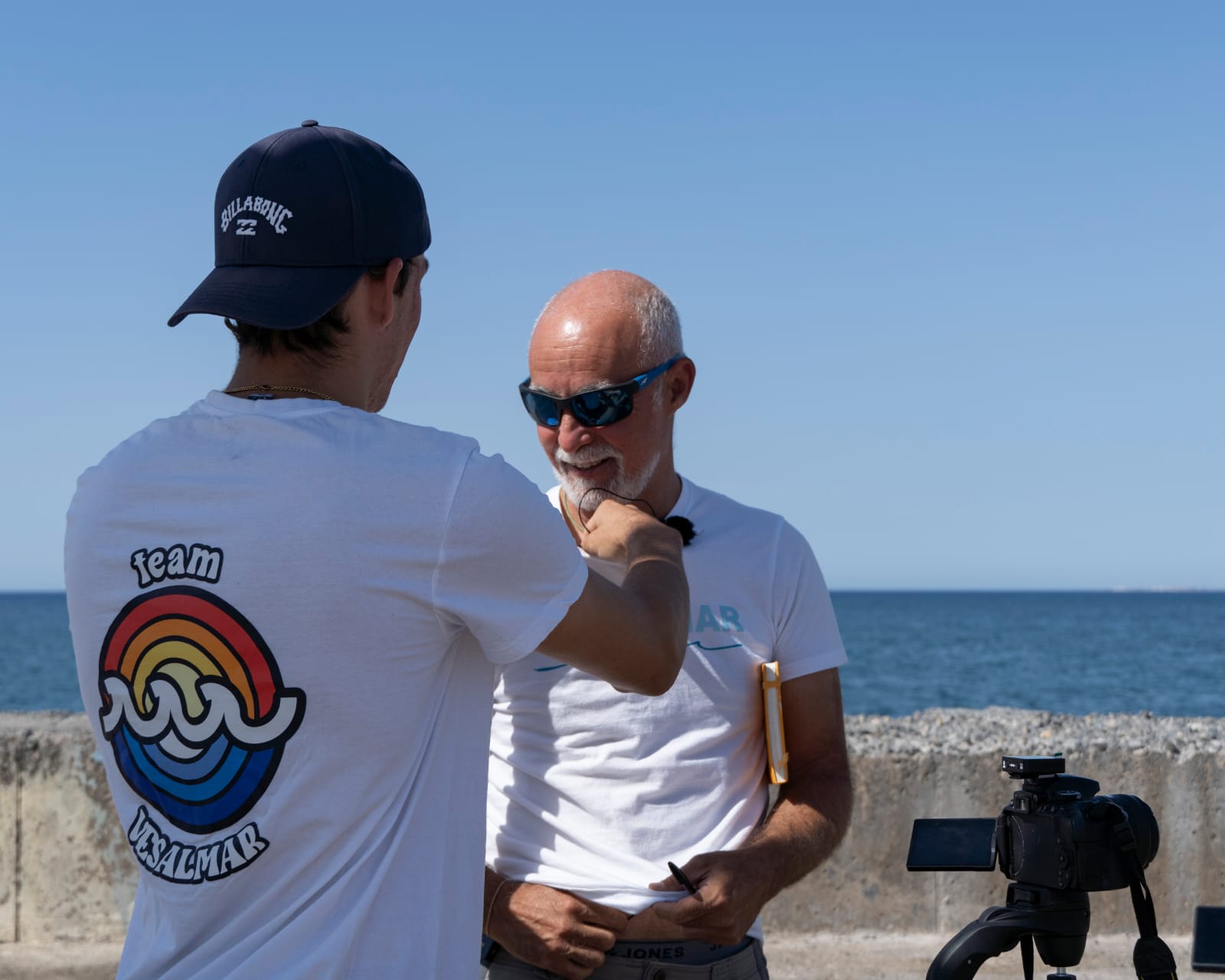 Preparación de entrevista en un muelle del litoral