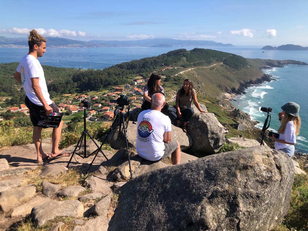 Equipo de VESALMAR grabando en un acantilado de la costa