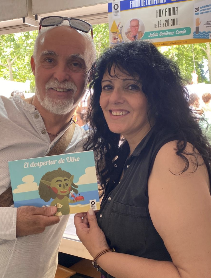 Eva García, autora, sosteniendo el libro El despertar de UIKO