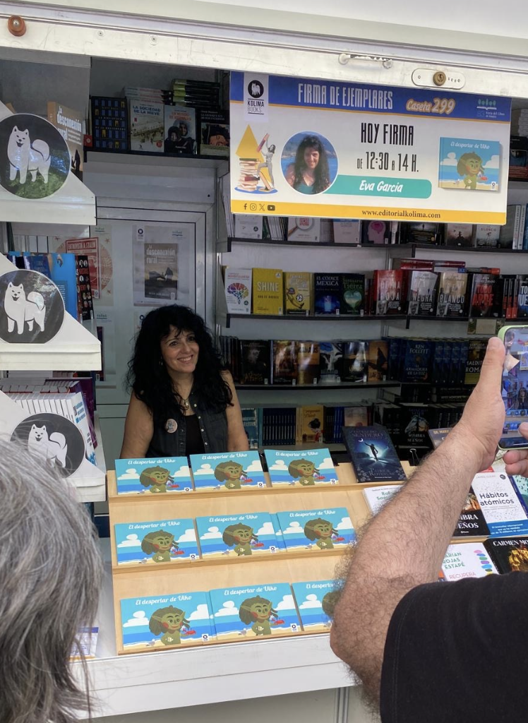 Caseta de Feria del Libro con ejemplares de El despertar de UIKO