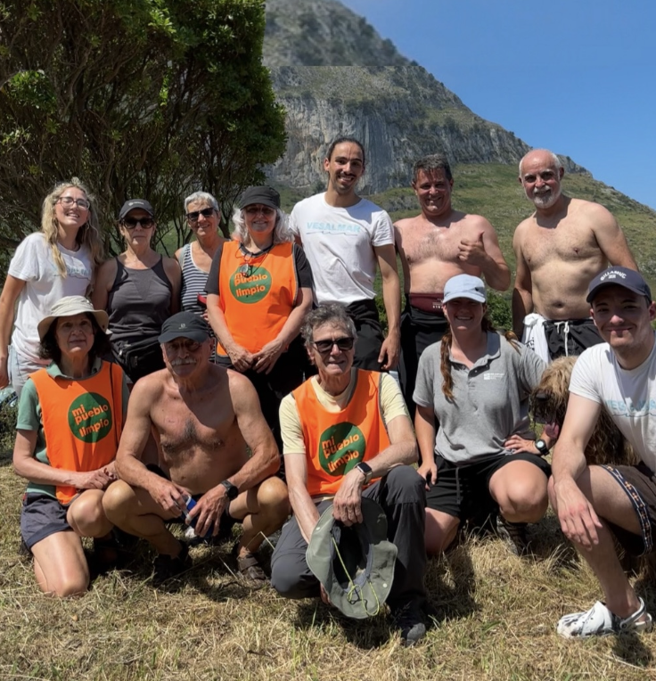 Grupo del proyecto Mi pueblo limpio en la playa