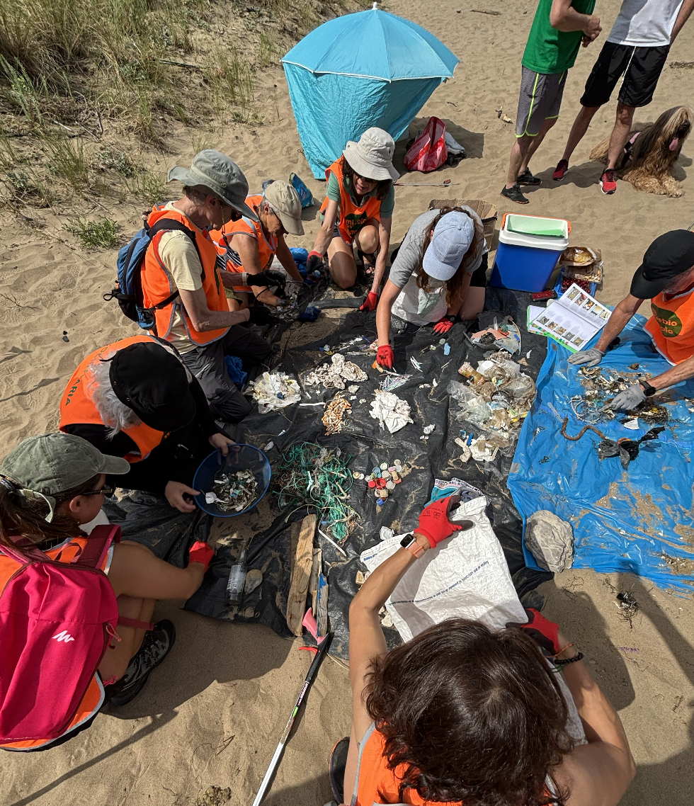 Niños participando en un taller de clasificación de residuos en la playa