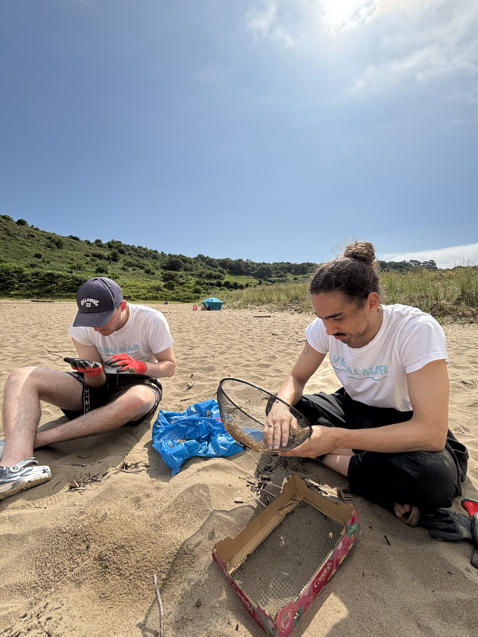 Equipo trabajando en el campo durante una jornada de acción costera